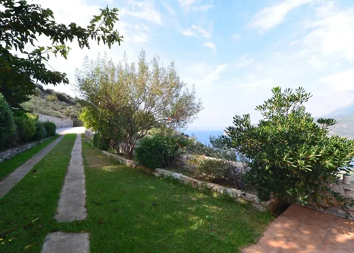 Sophia Limeni View בית הארחה